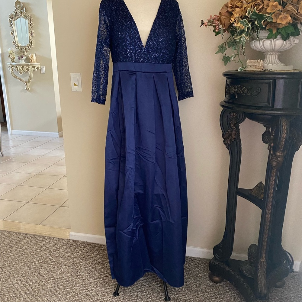 Elegant Navy Lace & Satin V-Neck Evening Gown